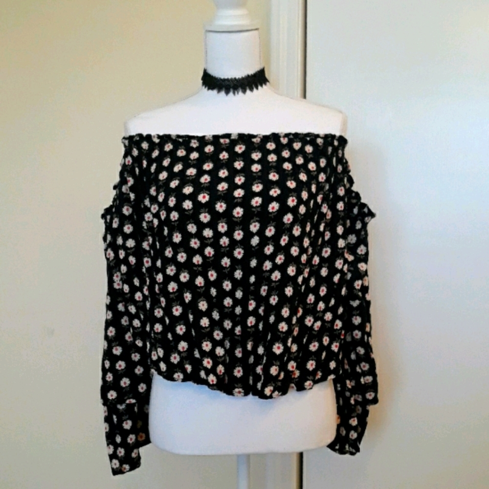 🌻🌼Billabong Black & White Off Shoulder Top With Daisiey Print Sz L
